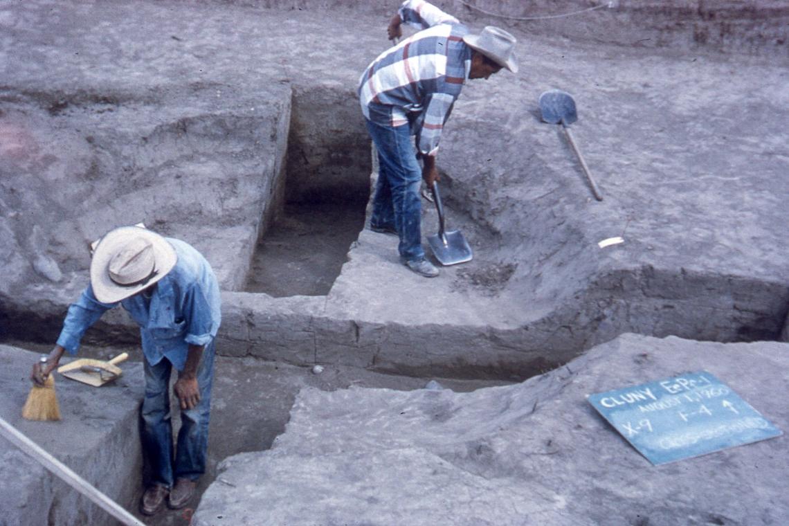 Blackfoot workers excavating at the Cluny Fortified Village in 1960.