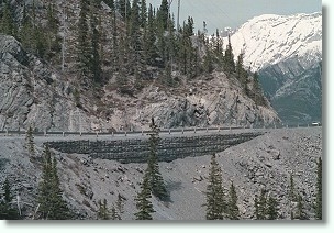 Support wall on mountain highway