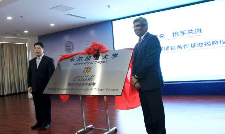 Janaka Ruwanpura and Vice-Mayor of Dongying, Yidong Feng, unveil a plaque at the training program launch event at the Victor International Institute of Petroleum Training.