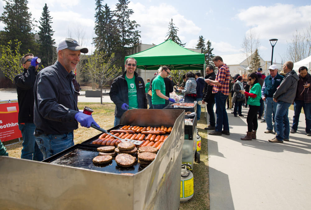 The Facilities volunteer team cooked up a delicious barbecue meal for all participants in the Campus Cleanup. 