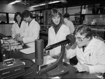 University of Calgary chemistry students at work in a teaching lab. 1984. UARC44.44.25