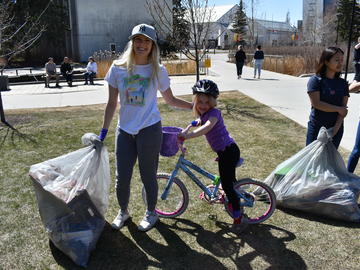 Community member Karina Gillies and her daughter came to campus to participate in the annual cleanup efforts