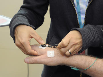 As the level of stimulation is different for each person, researchers must first establish the correct intensity by stimulating the brain area responsible for controlling finger movement. The correct level of stimulation will cause the patient’s index finger to twitch. Sensors are placed on the patient’s fingers to measure the response