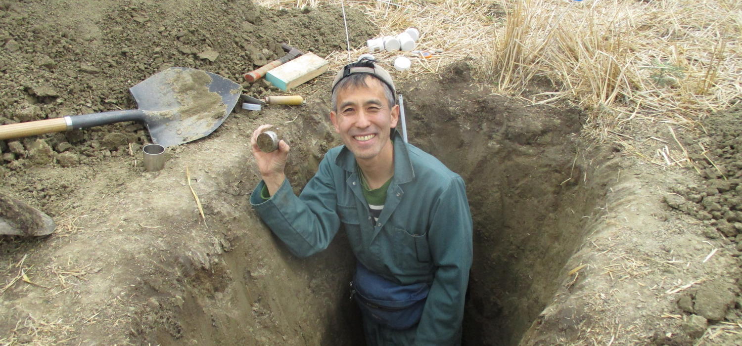 Masaki Hayashi conducts groundwater research in the field.