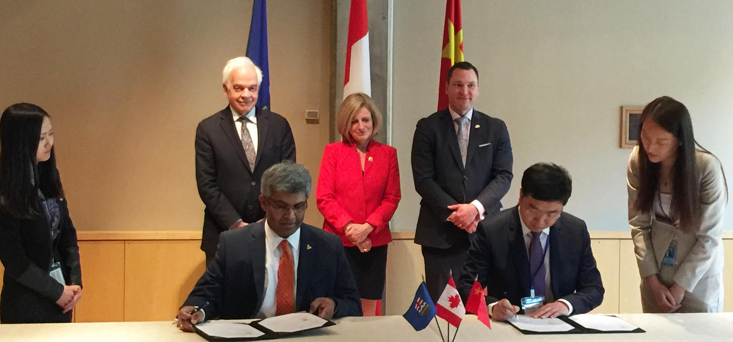University of Calgary Vice-Provost (International) Janaka Ruwanpura signs the agreement with Kerui Group’s president, Haitao Wang, on April 20, 2017, for the University of Calgary to provide training programs to oil and gas professionals in China. Back row: Premier Rachel Notley, Ambassador John McCallum, and Minister of Economic Development and Trade Deron Bilous. Photo courtesy of University of Calgary International 