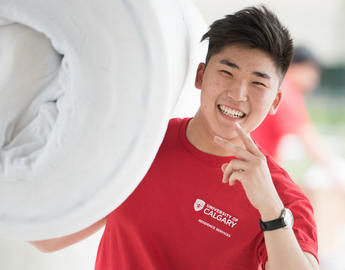 U of C Volunteer on move in day