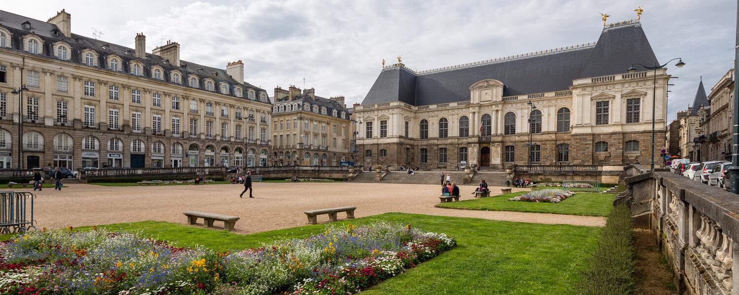 Vue_sud-est_de_la_place_du_parlement_de_Bretagne,_Rennes,_France