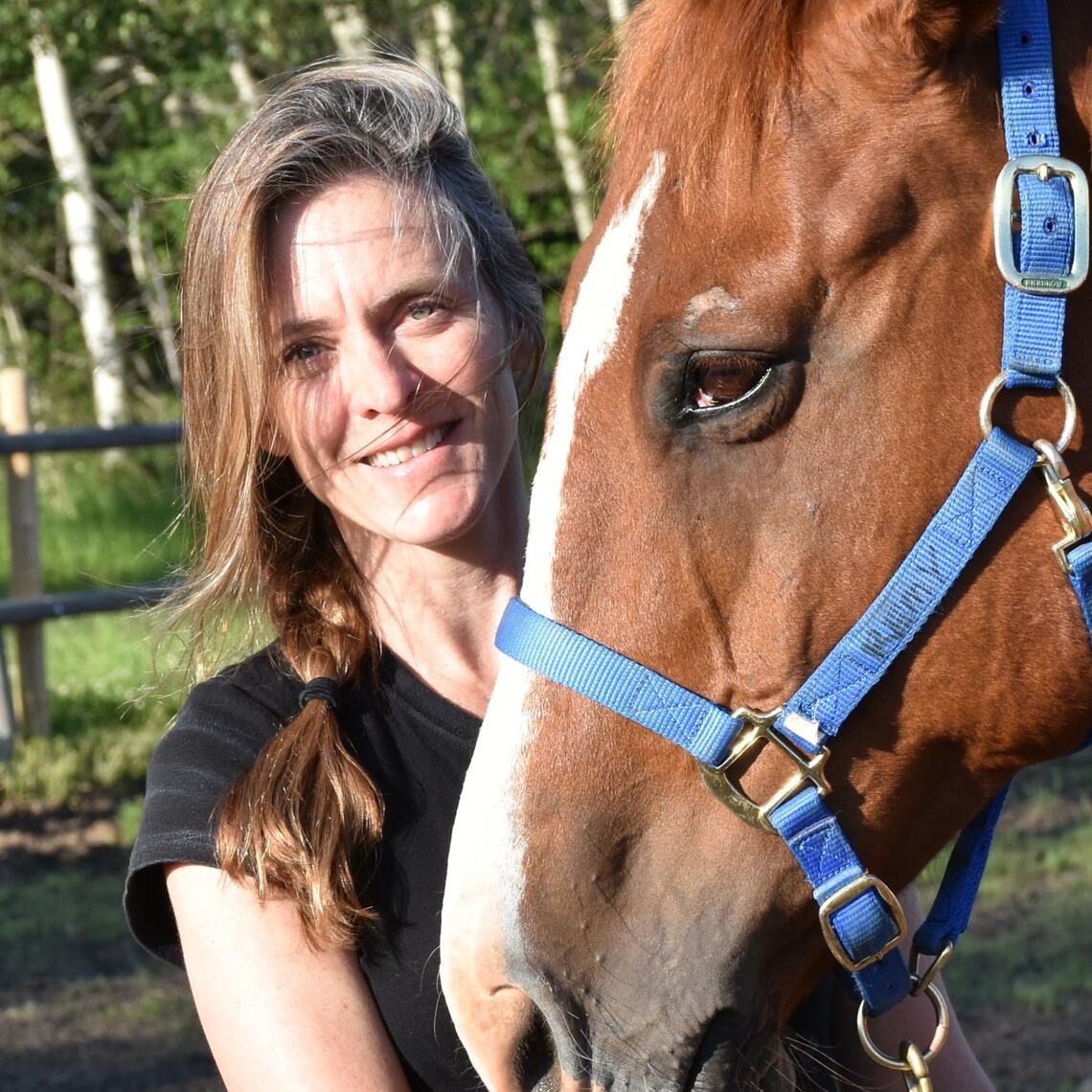 Shelley Alexander with a horse smiling at the camera. 