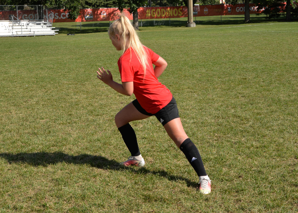 Soccer athlete performing clock lunge in the 5 o'clock direction