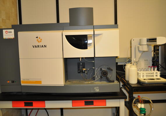 Varian 725-ES Inductively Coupled Plasma Optical Emission Spectrophotometer (ICP-OES)